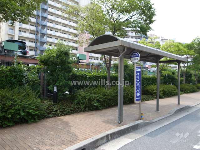 敷地の北側にあるバス停