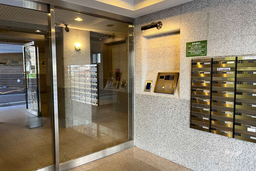 エントランスはオートロック付きです。