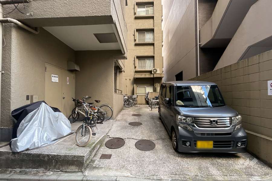 敷地内駐車場（屋外平面式）、駐輪場とバイク置場