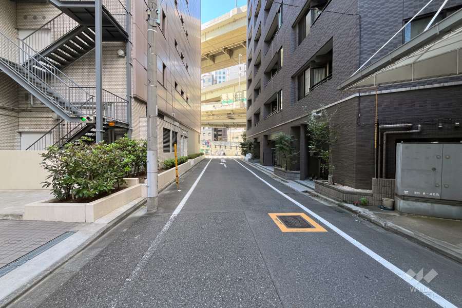 敷地の南側前面道路（東側から）