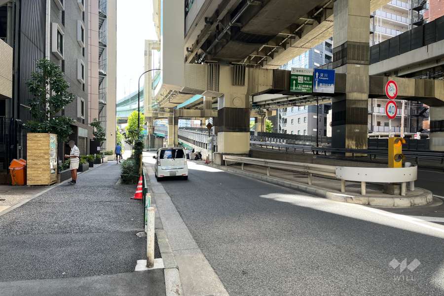 敷地の西側前面道路（北側から）