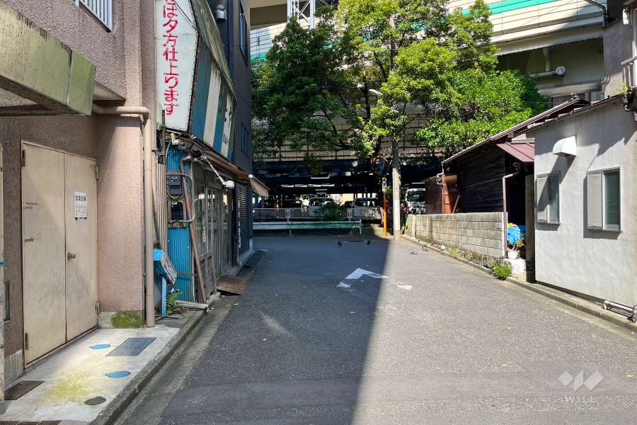 敷地東側の前面道路（南側から）
