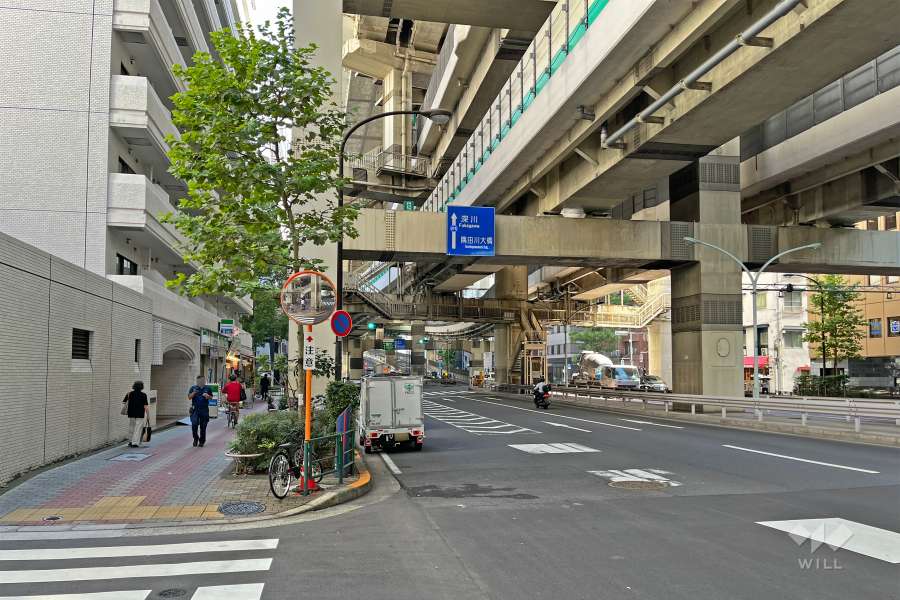 敷地の南西側前面道路は水天宮通りです（北西側から）。