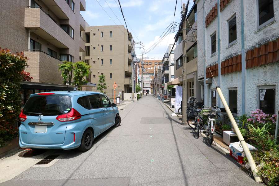 敷地東側の前面道路（南側から）