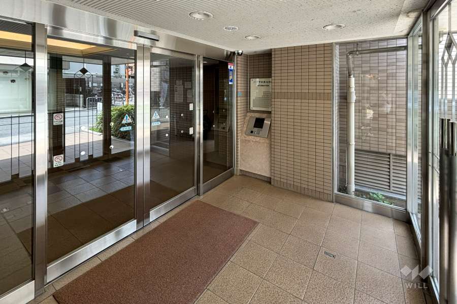 エントランスはオートロックです。