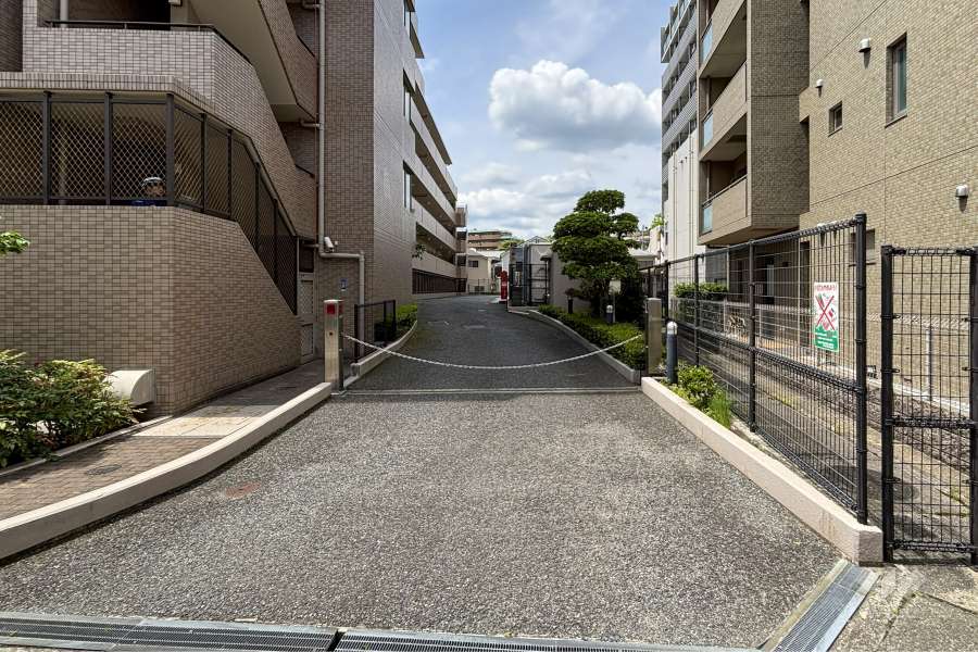 駐車場の出入口（ロボットゲート付き）