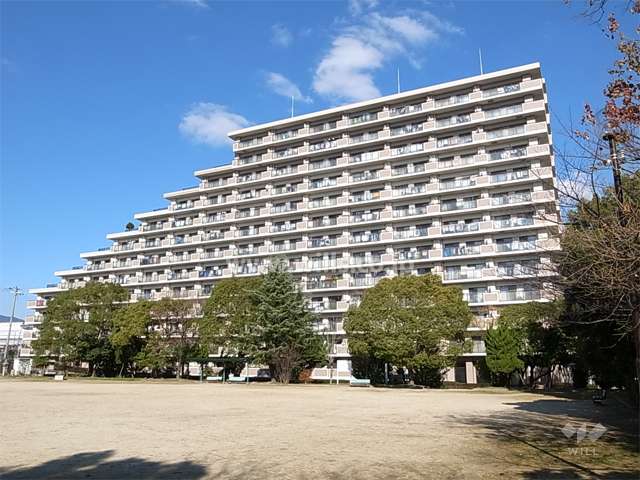 藤和ハイタウン西宮の外観（南側から）　手前は『津門中央公園』です。