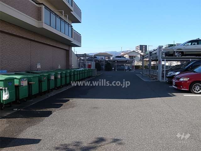 敷地内駐車場とゴミステーション