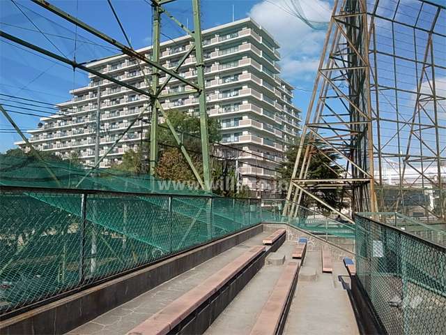 敷地の南東側には野球場があります。
