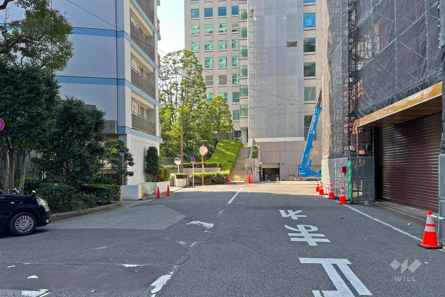 敷地の北側前面道路（東側から）