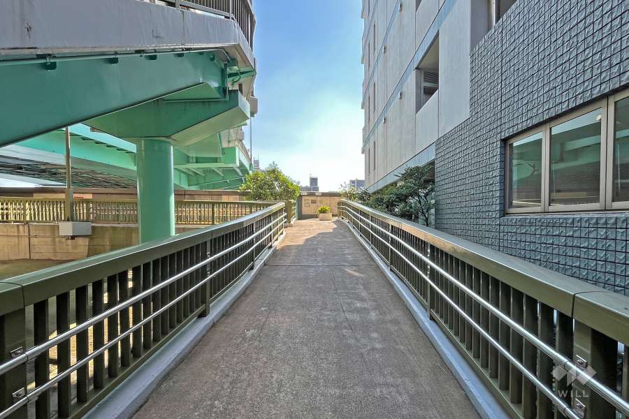 敷地の東側歩道橋（北側から）