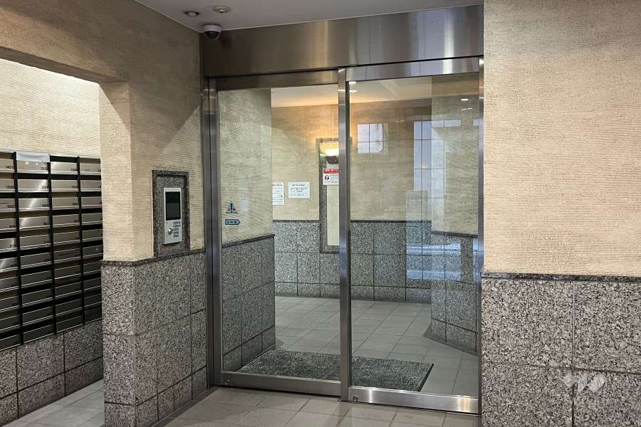 エントランスはオートロック付きです。