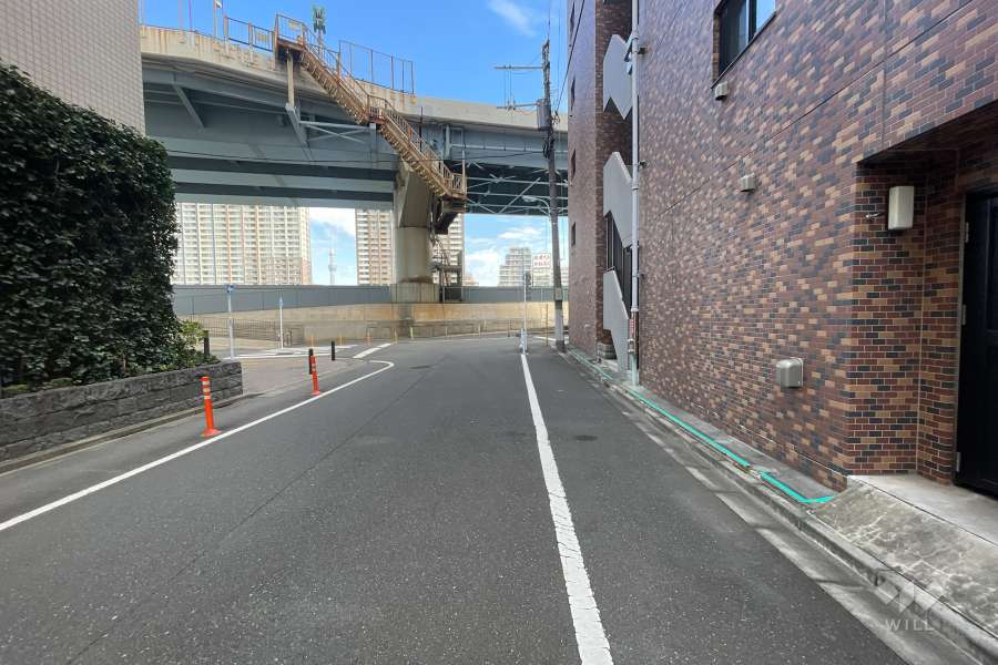 敷地北西側の前面道路
