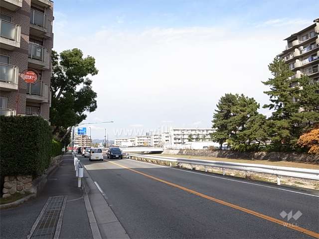 敷地東側は二車線の通りで、道を挟んで向かい側には仁川が流れています。