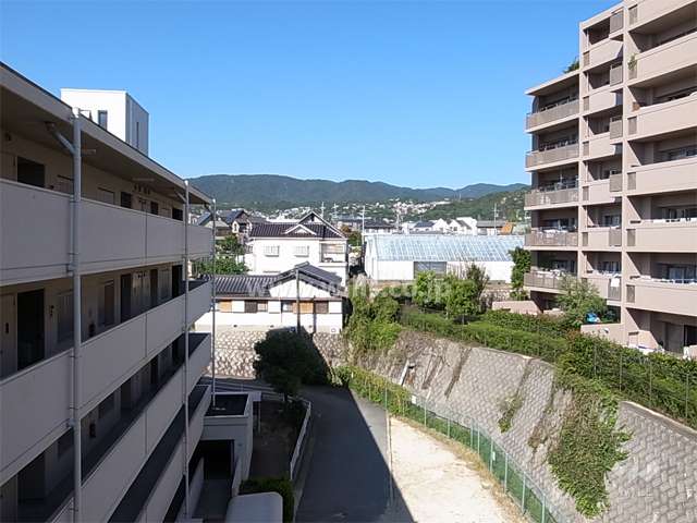 敷地の南側は市営住宅です。