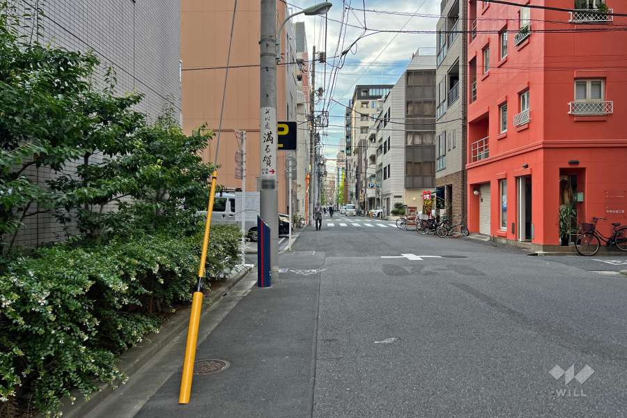 敷地北東側の前面道路（南東側から）