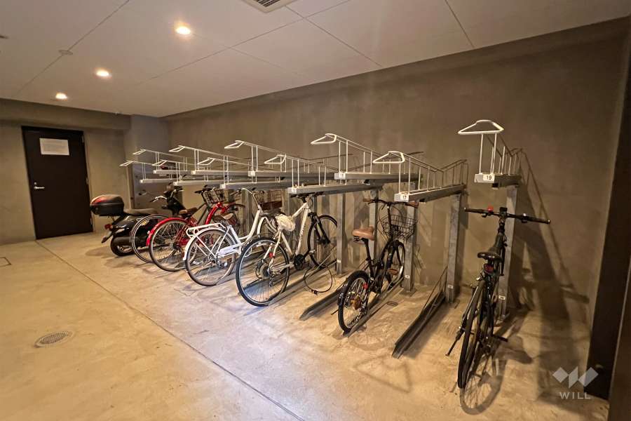 バイク置場と駐輪場