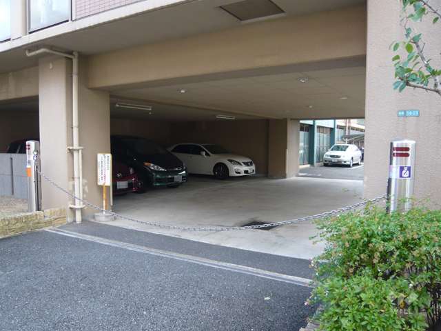 駐車場出入り口はロボットゲート付きです。