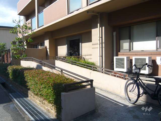 駐輪場出入り口はスロープが付いています。