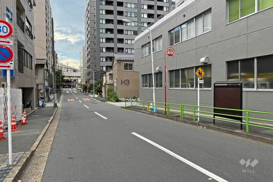 敷地の南側前面道路（東側から）