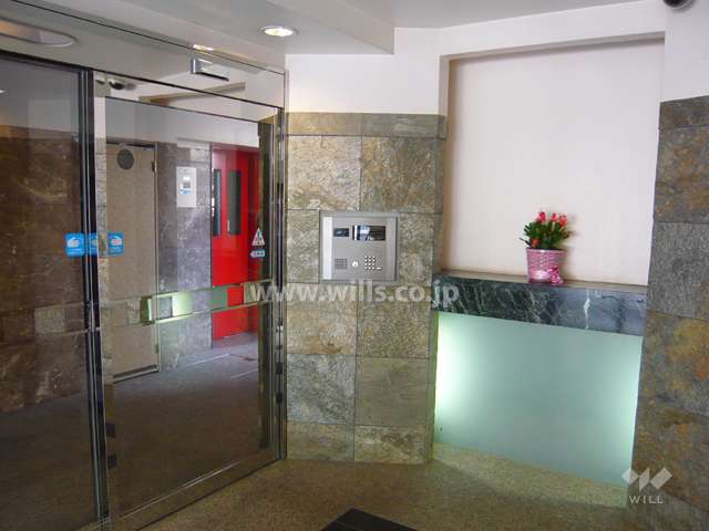 エントランスホール（ビビッドなエレベーターの赤色がお洒落です）