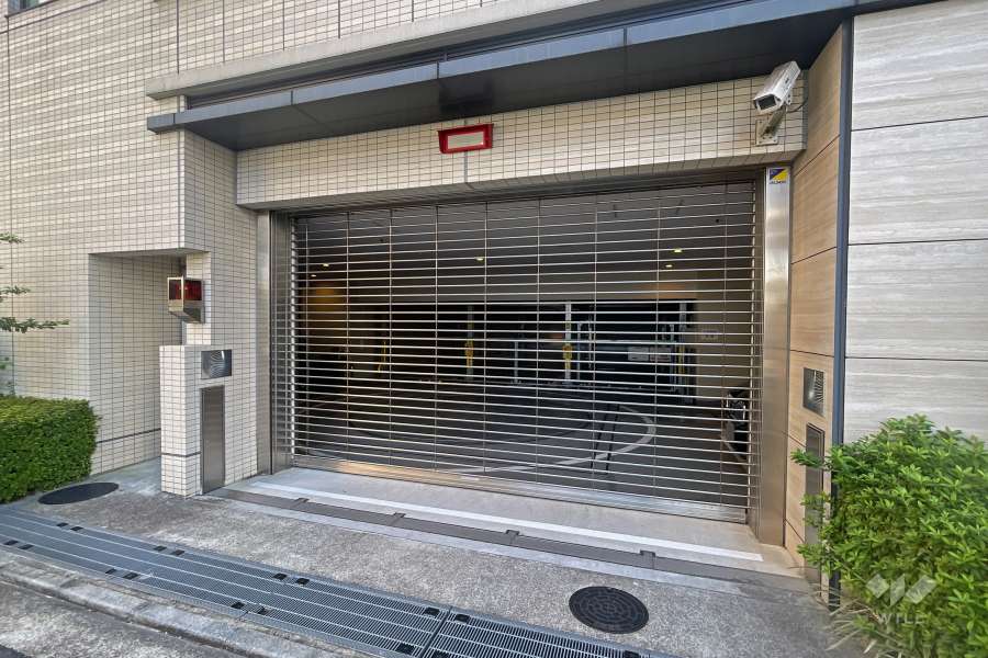 駐車場の出入り口（リングシャッター付き）