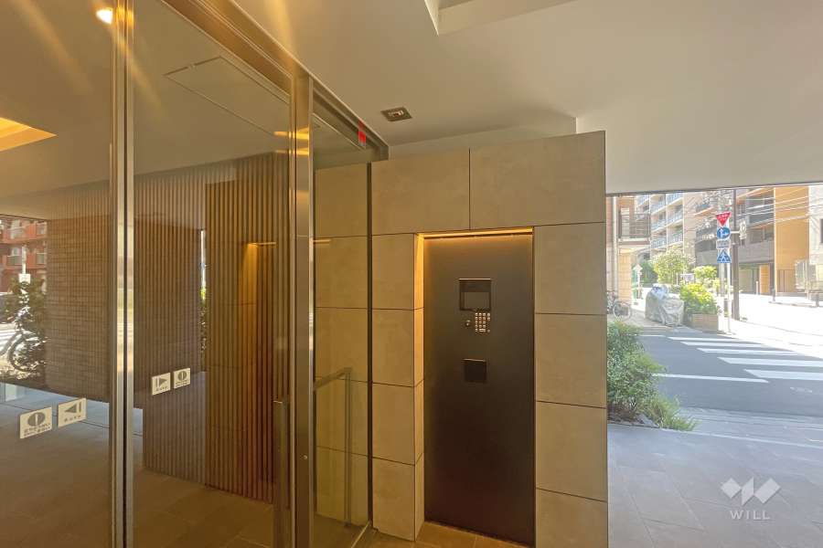 エントランスはオートロック付きです。