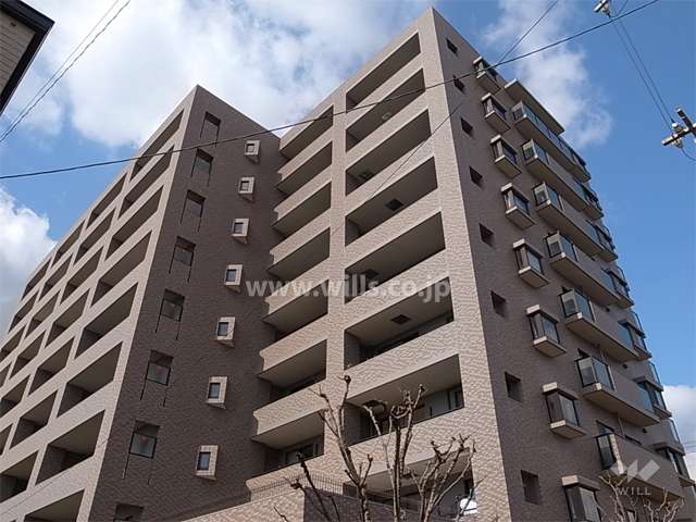 外壁は高級感のあるタイル張りです。