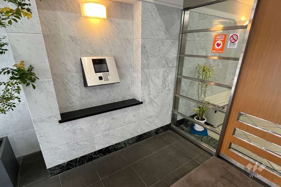 エントランスはオートロック付きです。