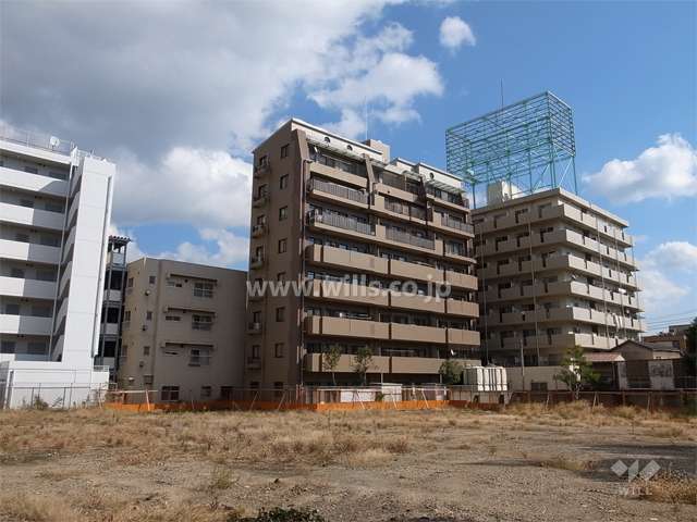 周辺はマンションや店舗、事務所などが混在する街。南方向約40mの距離に国道43号線が走っています。