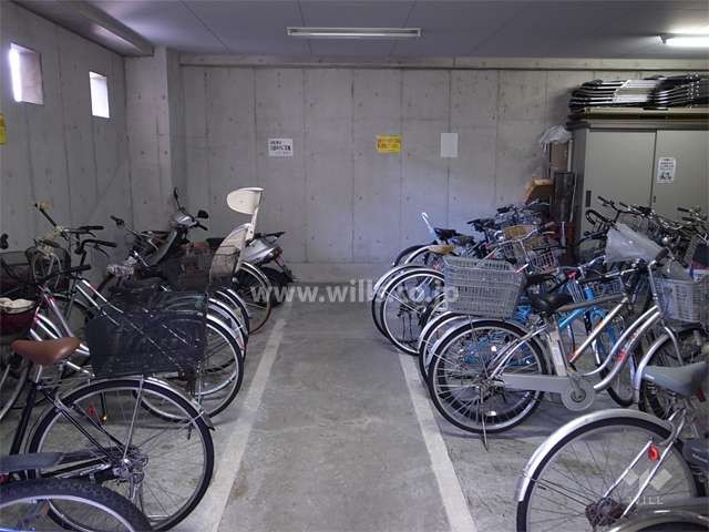 駐輪場は屋内にあります。
