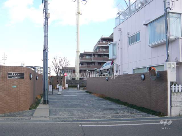 敷地入口。建物は奥まった位置に建っており、静かです。