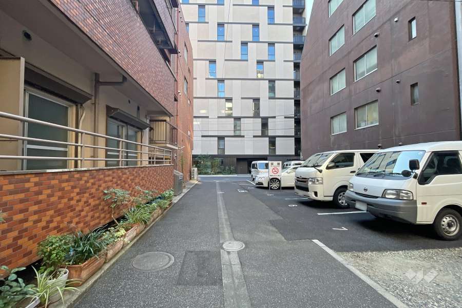 敷地の北側前面道路（東側から）