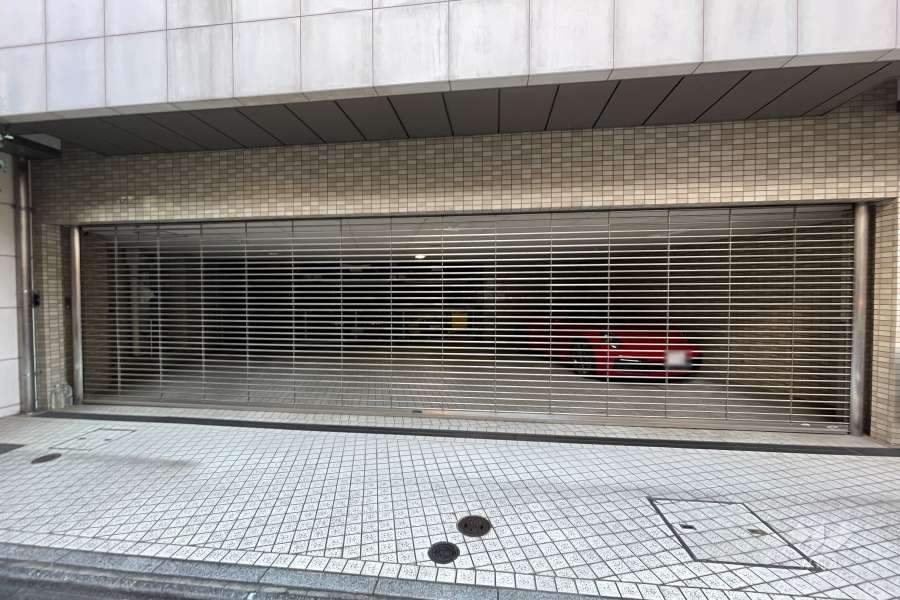駐車場の出入り口（リングシャッター付き）