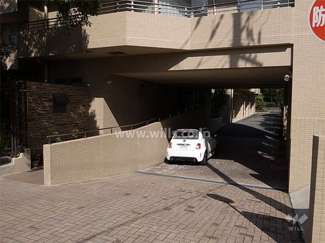 エントランスアプローチと駐車場入口
