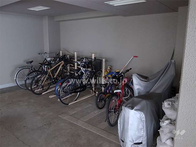 駐車場横にある駐輪場とバイク置き場（屋内）