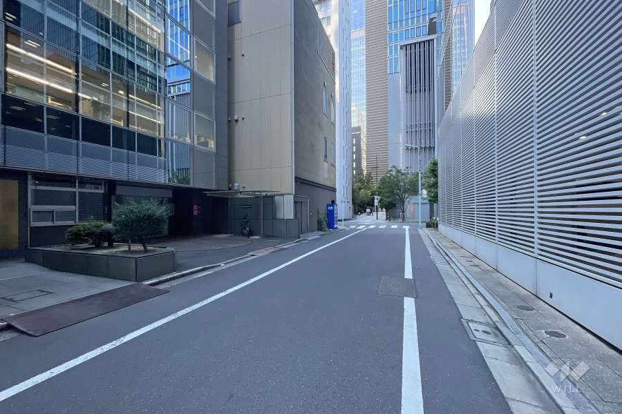 敷地の北側前面道路（東側から）