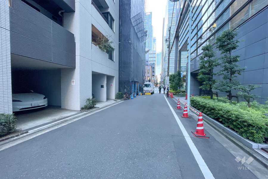 敷地西側の前面道路（北側から）