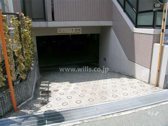地階にある敷地内駐車場