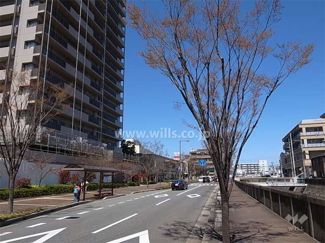 敷地の東側には東川が流れています。