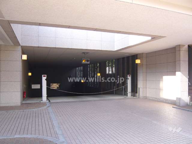 敷地内駐車場の入り口（ロボットゲート付き）