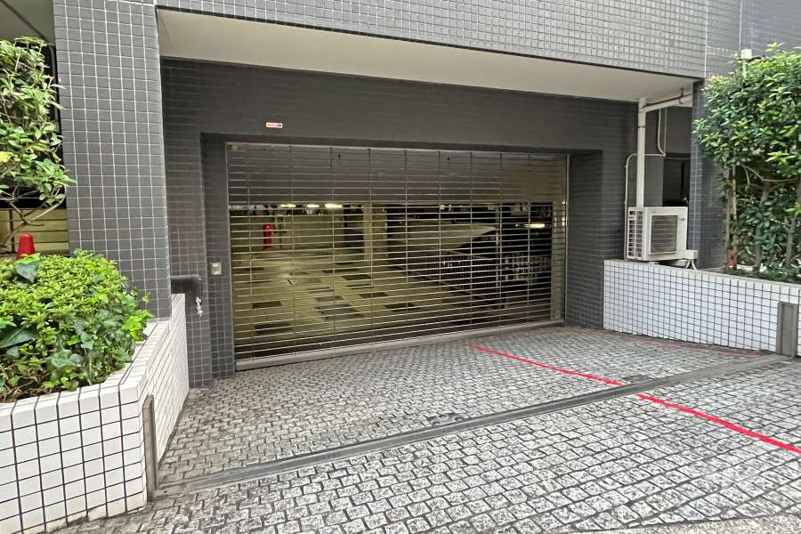 駐車場の出入り口(リンクシャッター付)