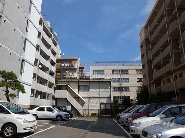 ユニアルス夙川イーストの外観（北側から）　道を挟んで向かい側に小さな公園があります。