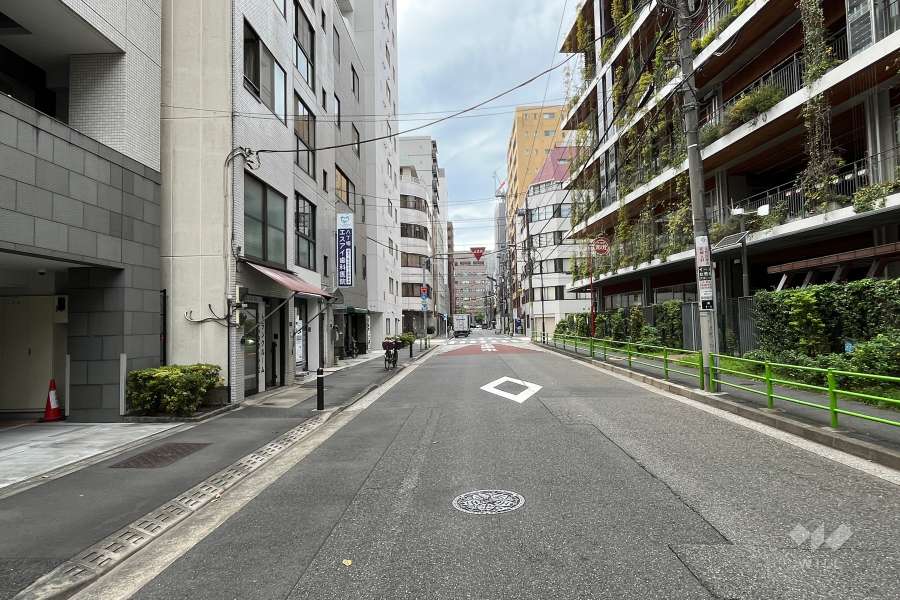 敷地の北側前面道路（東側から）