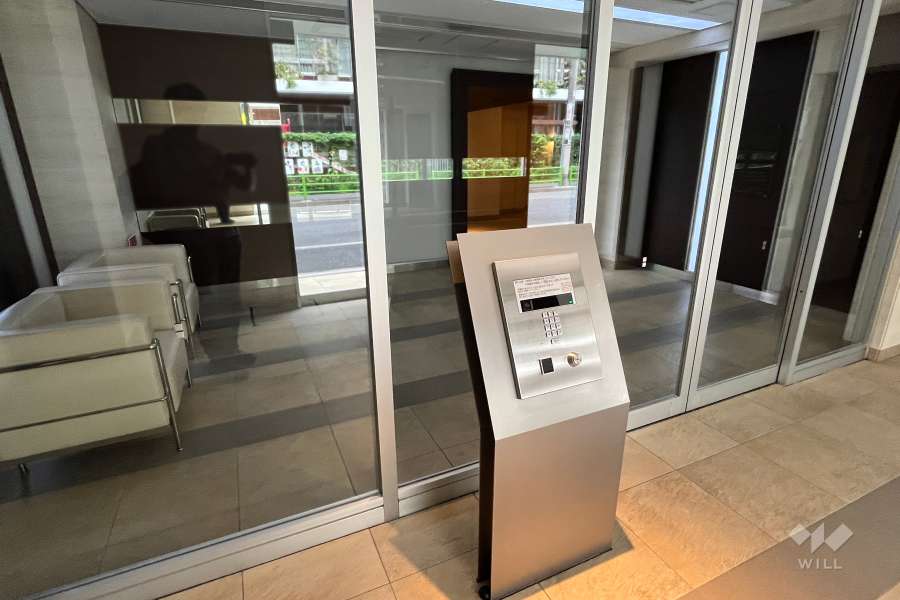 エントランスはオートロック付きです。