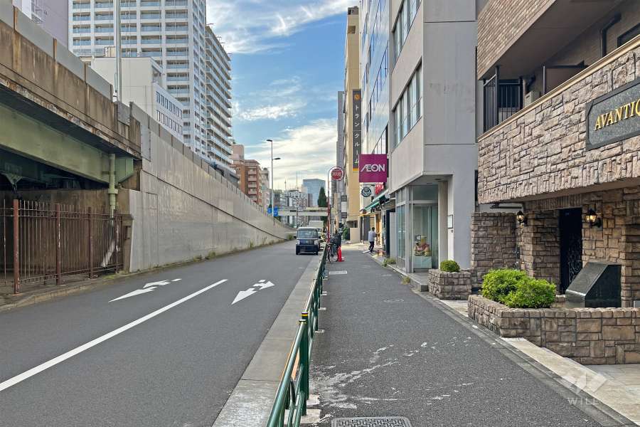 敷地の南側前面道路は都道473号（新富晴海線）です（東側から）。