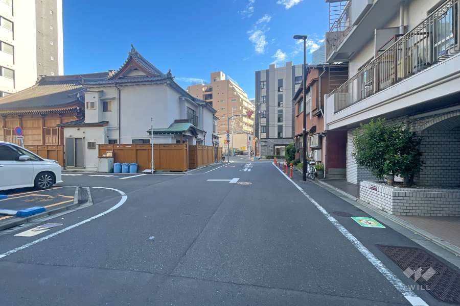 敷地の東側前面道路（北側から）