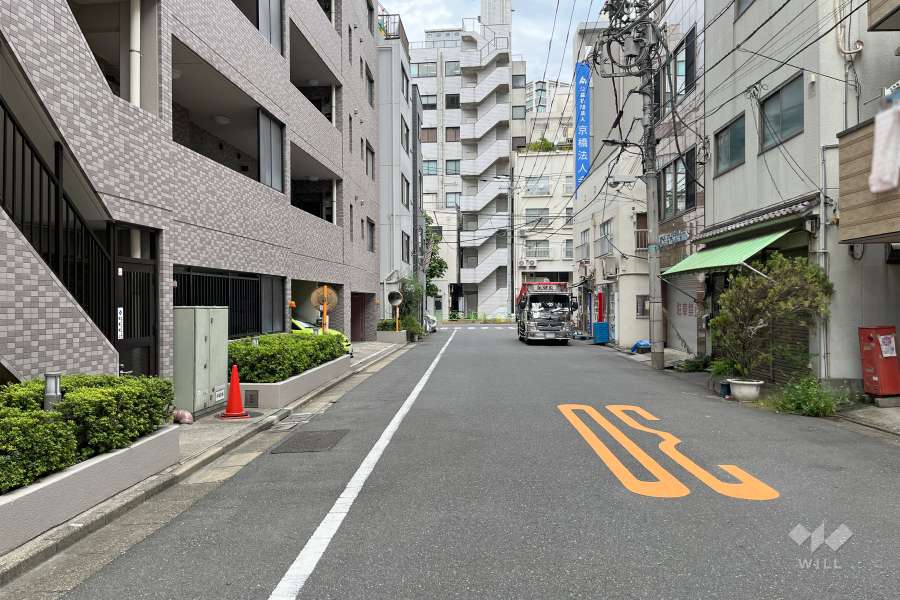 敷地東側の前面道路（南側から）