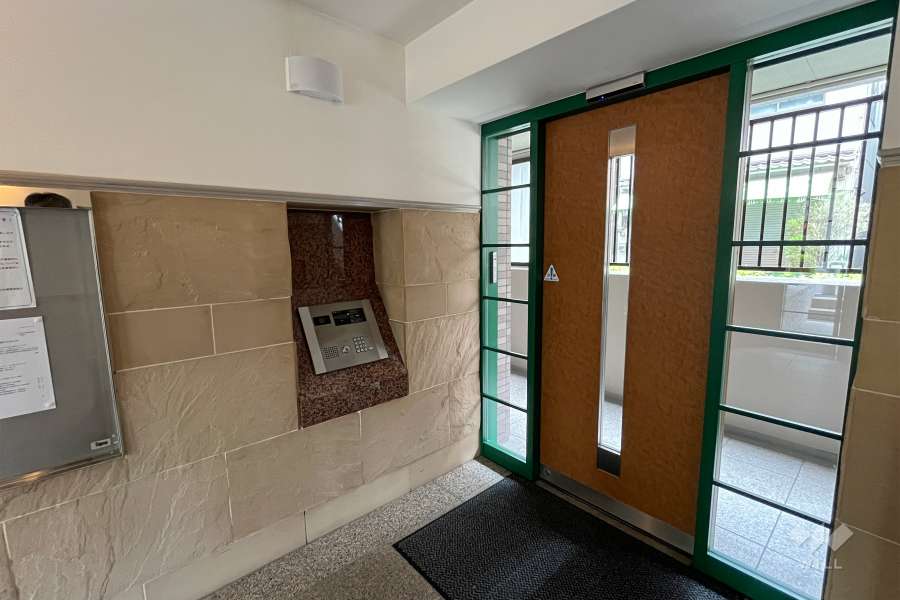 エントランスはオートロック付きです。