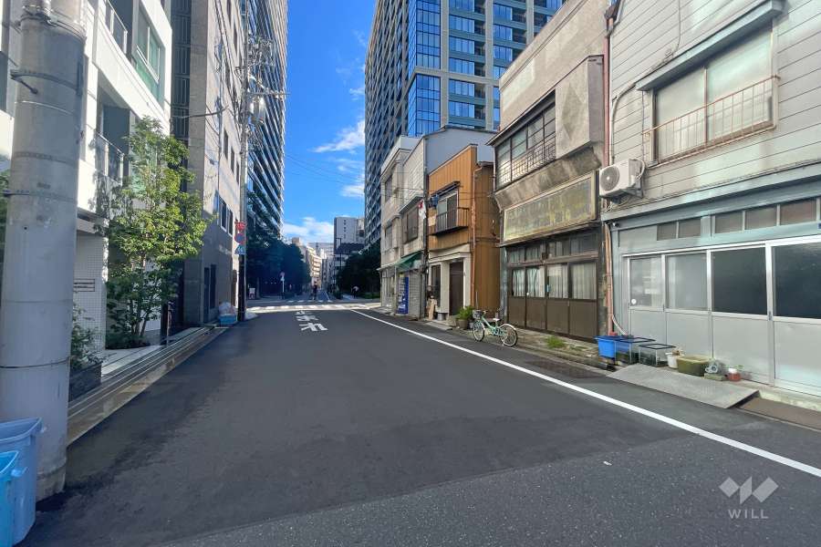 敷地西側の前面道路